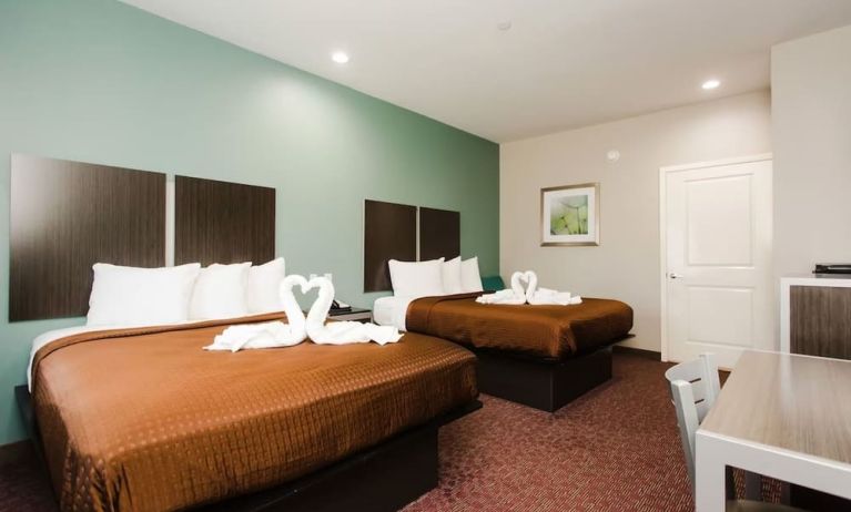 Day use twin room with workdesk and private bathroom at Express Inn - Spring.