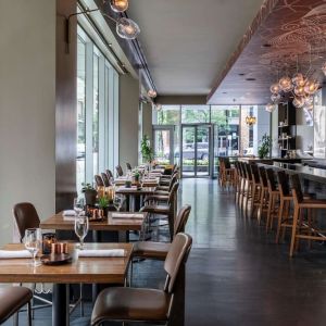 Dining area perfecto for coworking at Royal Sonesta Chicago River North.