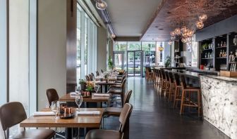 Dining area perfecto for coworking at Royal Sonesta Chicago River North.