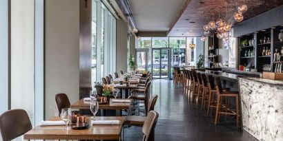 Dining area perfecto for coworking at Royal Sonesta Chicago River North.