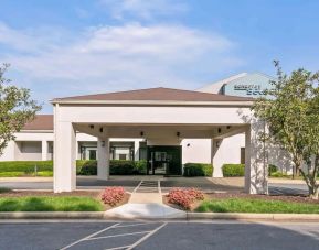 Hotel entrance and parking area at Sonesta Select Columbia.