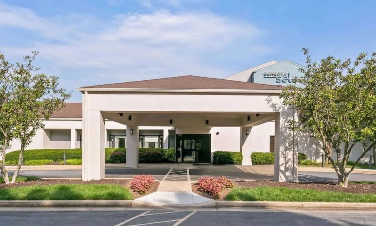 Hotel entrance and parking area at Sonesta Select Columbia.