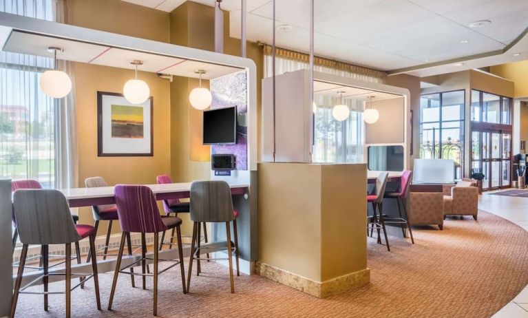 Dining area perfect for coworking at Sonesta Milwaukee West Wauwatosa.