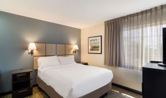 King bed at Sonesta Simply Suites Dallas Las Colinas.