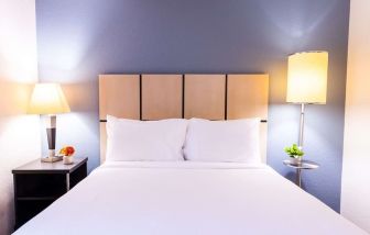 King bed at Sonesta Simply Suites Dallas Galleria.