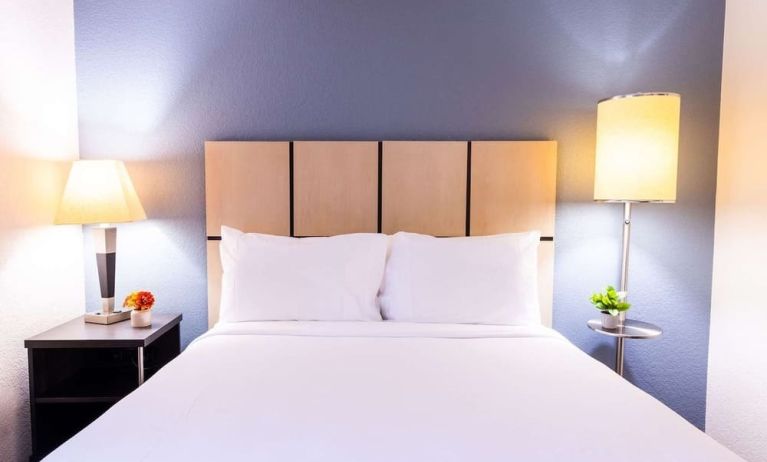 King bed at Sonesta Simply Suites Dallas Galleria.