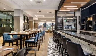 Dining area with comfortable seating at Sonesta Columbus Downtown.