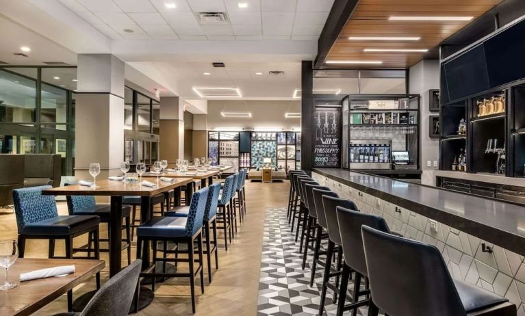 Dining area with comfortable seating at Sonesta Columbus Downtown.