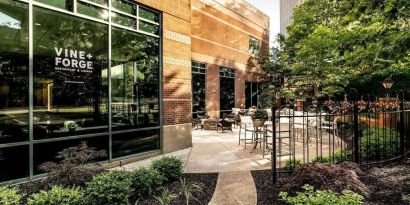 Hotel patio with seating area at Sonesta Columbus Downtown.