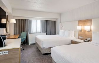 Day use twin room with work desk at Sonesta Columbus Downtown.