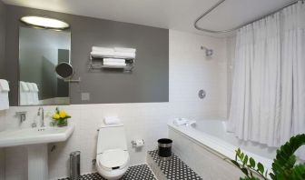 Private guest bathroom with combined shower and tub at Sonesta Columbus Downtown.