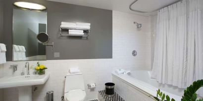 Private guest bathroom with combined shower and tub at Sonesta Columbus Downtown.