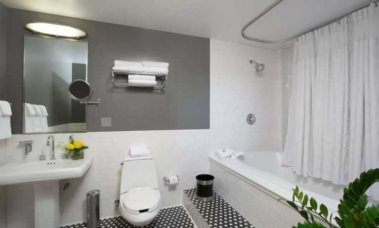 Private guest bathroom with combined shower and tub at Sonesta Columbus Downtown.