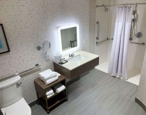 Private guest bathroom with shower at Sonesta Columbus Downtown.