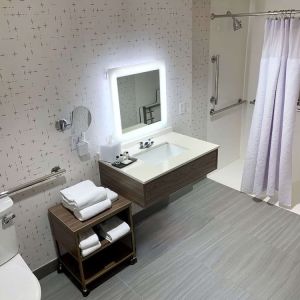 Private guest bathroom with shower at Sonesta Columbus Downtown.