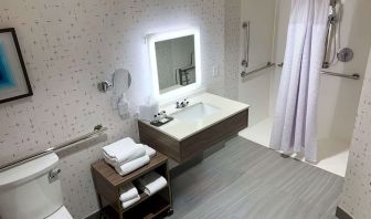 Private guest bathroom with shower at Sonesta Columbus Downtown.