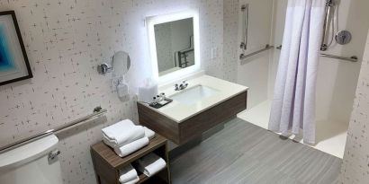 Private guest bathroom with shower at Sonesta Columbus Downtown.