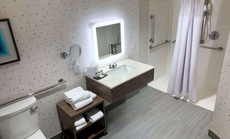 Private guest bathroom with shower at Sonesta Columbus Downtown.