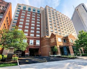 Exterior and parking area at Sonesta Columbus Downtown.