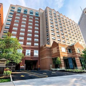 Exterior and parking area at Sonesta Columbus Downtown.