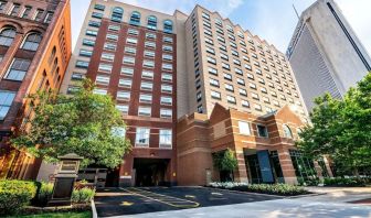 Exterior and parking area at Sonesta Columbus Downtown.