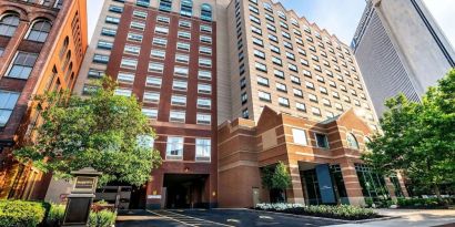 Exterior and parking area at Sonesta Columbus Downtown.