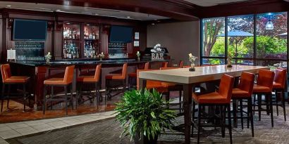 Hotel bar and lounge area at Sonesta Atlanta Airport North.