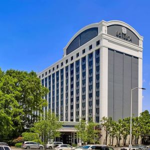 Exterior view and parking area at Sonesta Atlanta Airport North.