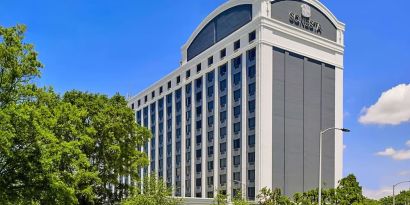 Exterior view and parking area at Sonesta Atlanta Airport North.