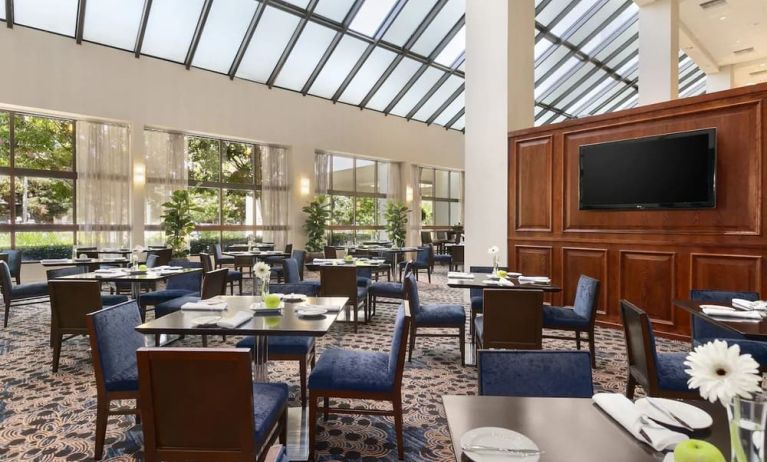 Dining area perfect for coworking at Embassy Suites By Hilton Santa Clara Silicon Valley.