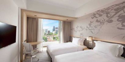 Deluxe twin bedroom with balcony for a great city view at the Hilton Garden Inn Singapore Serangoon.