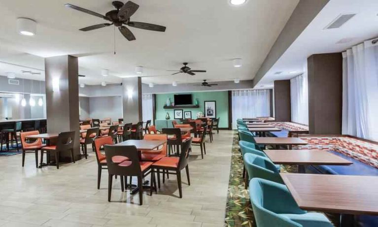 Lobby area with working stations at the Hampton Inn Orlando International Drive Convention Center.