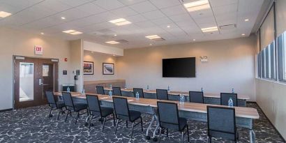 Spacious, professional meeting room at Hampton Inn Chicago North-Loyola Station.