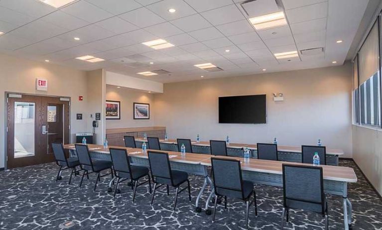 Spacious, professional meeting room at Hampton Inn Chicago North-Loyola Station.