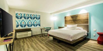 Cosy king-sized bed with TV at Tru by Hilton Bowling Green.