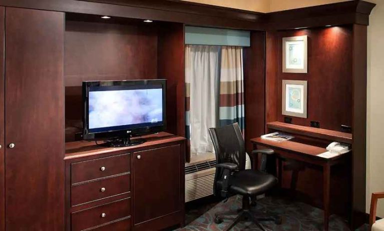 Available private business desks at Hampton Inn Pittsburgh University/Medical Center.