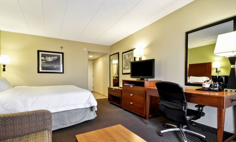 Comfortable king bedroom with desk and TV screen at the Hampton Inn Chicago-Gurnee.