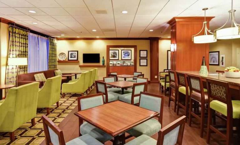 Comfortable restaurant area perfect as workspace at the Hampton Inn Chicago-Gurnee.