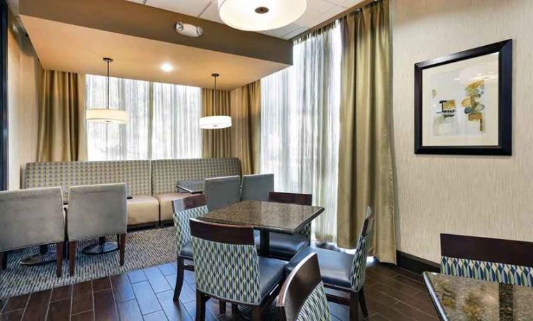 comfortable lobby lounge area for coworking at Hampton Inn Gainesville.