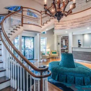 Stylish lobby area at the Hampton Inn & Suites Amelia Island-Historic Harbor Front.