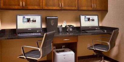 dedicated workstation for all business needs at Hampton Inn Omaha/West-Dodge Road (Old Mill).