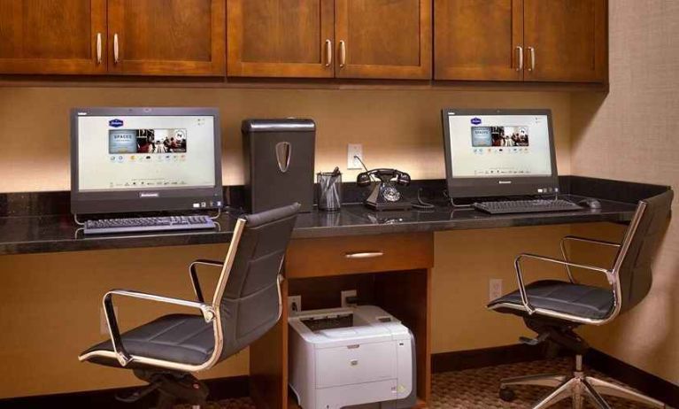 dedicated workstation for all business needs at Hampton Inn Omaha/West-Dodge Road (Old Mill).