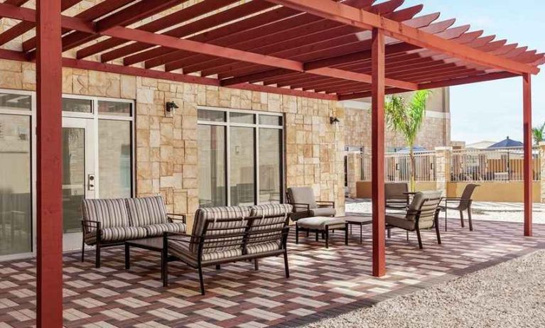 pretty outdoor area for relaxation and coworking at Homewood Suites by Hilton Harlingen.