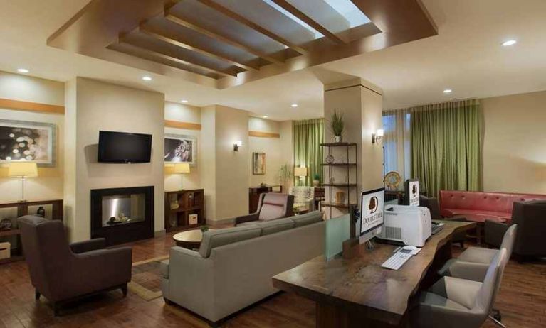 comfortable lounge and workdesk with online facilities at DoubleTree by Hilton Los Angeles - Norwalk.