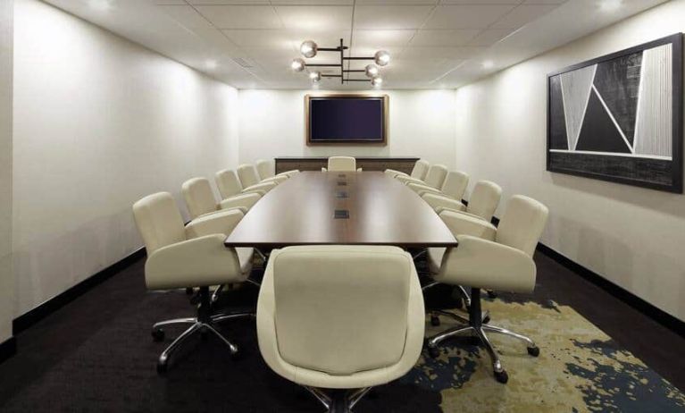 Bright meeting room for meetings and events at the DoubleTree by Hilton Montreal Airport