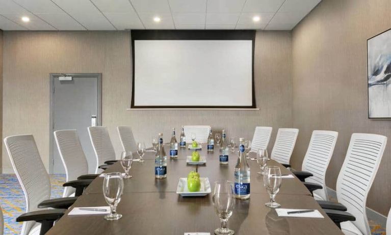 Meeting room at the Embassy Suites by Hilton Montreal Airport