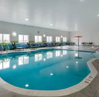 Indoor pool at the Hampton Inn & Suites by Hilton Edmont