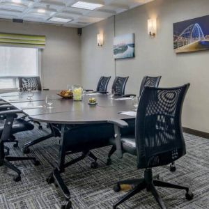 Meeting room at the Hampton Inn & Suites by Hilton Edmont