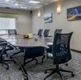 Meeting room at the Hampton Inn & Suites by Hilton Edmont