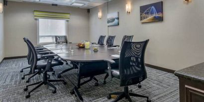 Meeting room at the Hampton Inn & Suites by Hilton Edmont